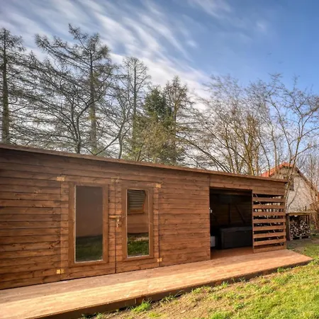 Chaloupka U Jezera Pod Smrkem בית נופש