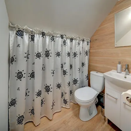 Chaloupka U Jezera Pod Smrkem בית נופש