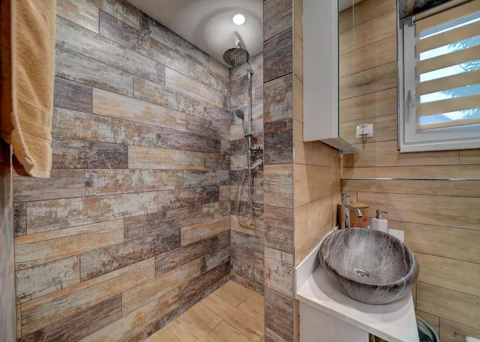 Chaloupka U Jezera Pod Smrkem Cervene Janovice